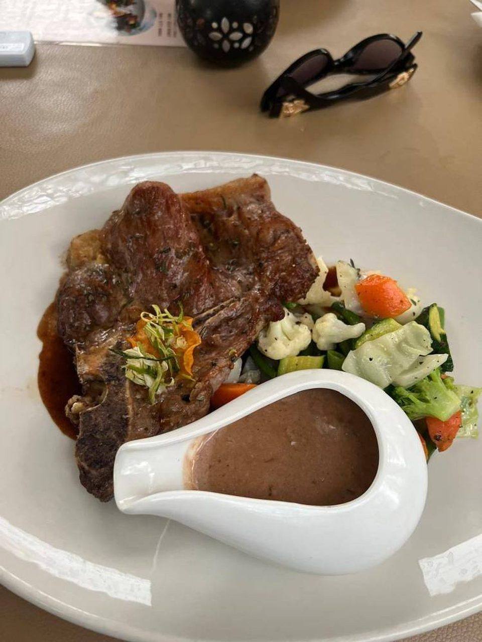 Steak with vegetables and gravy