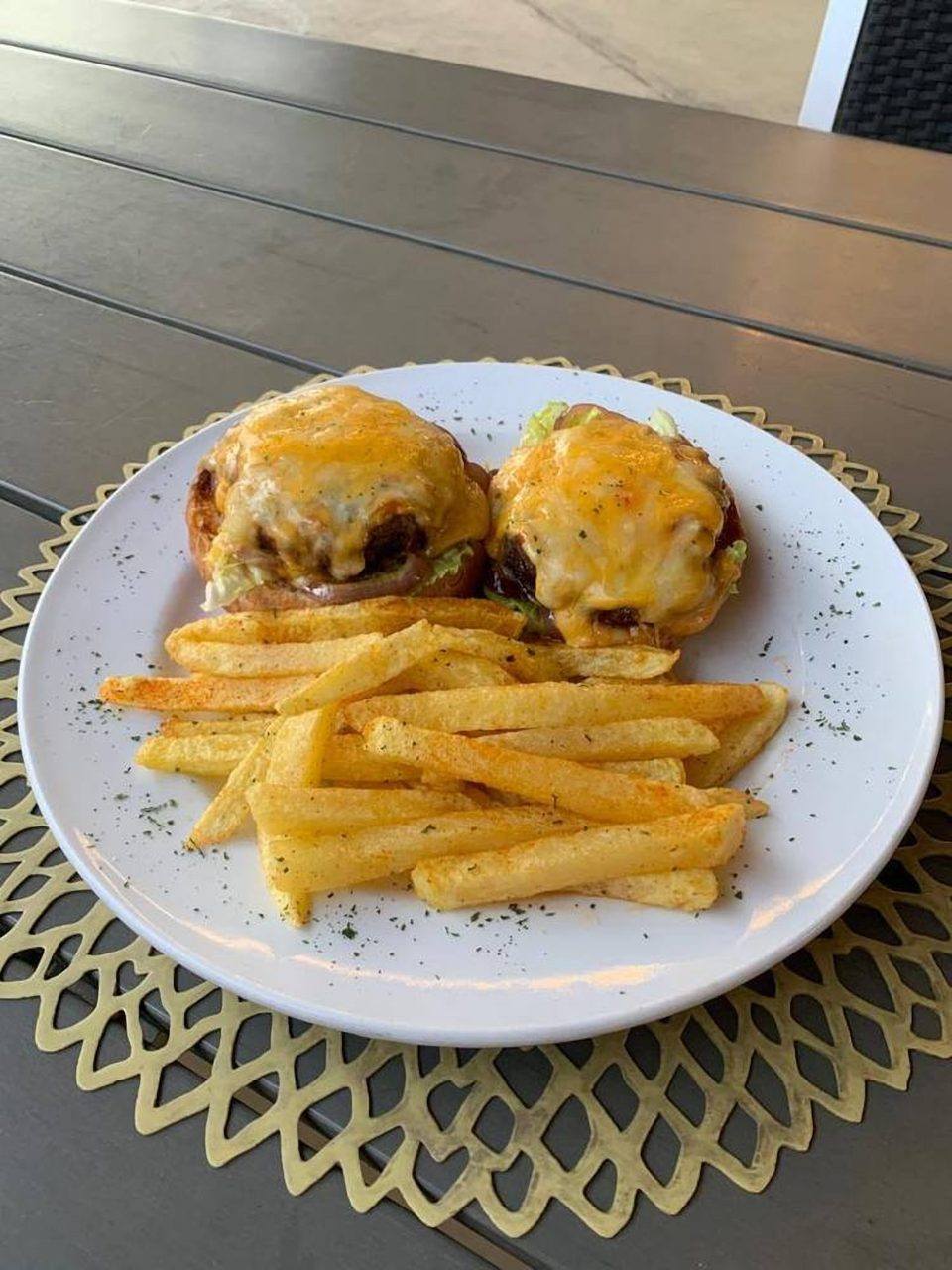 Cheeseburgers with chips