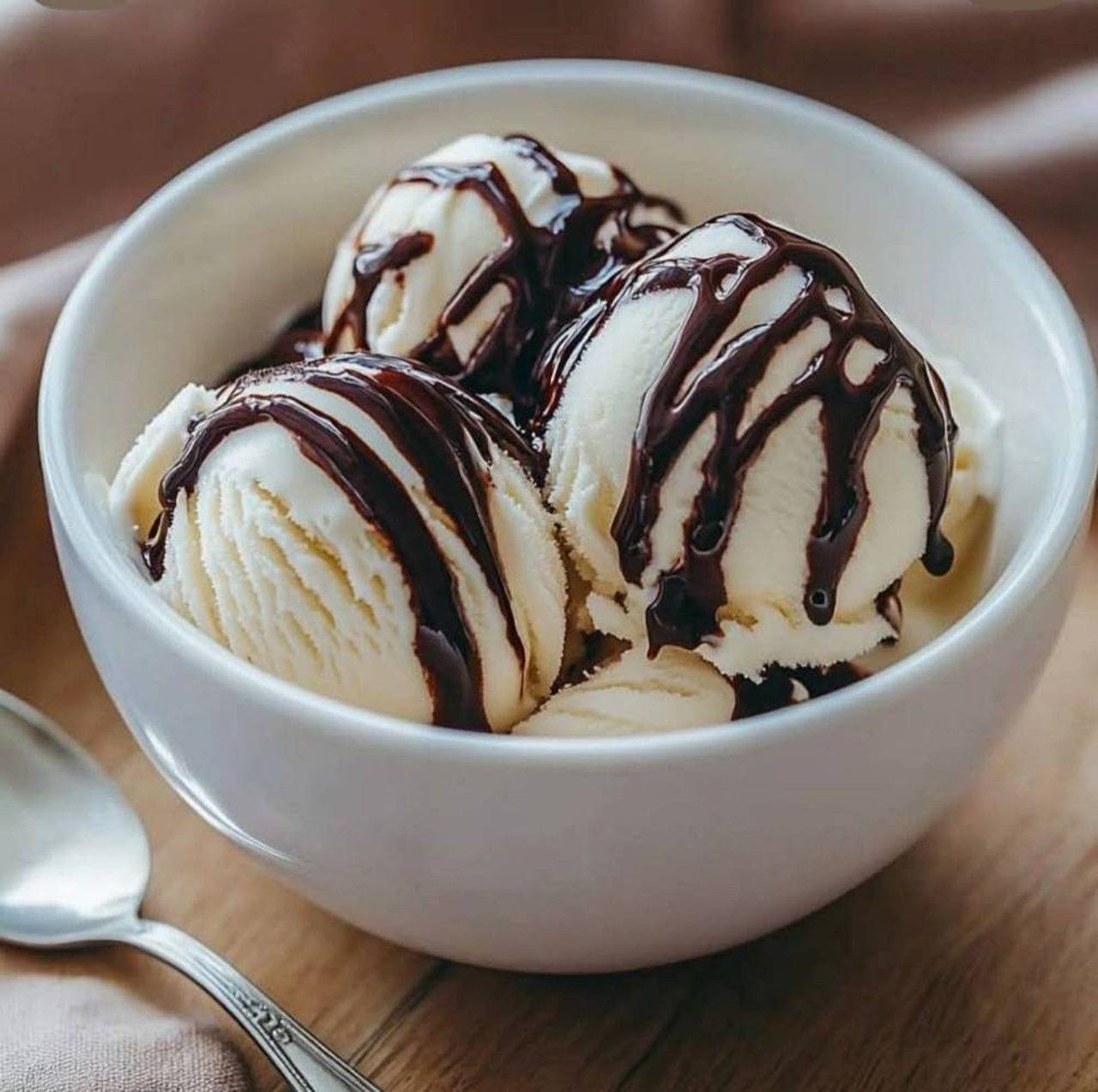 Vanilla ice cream with chocolate sauce